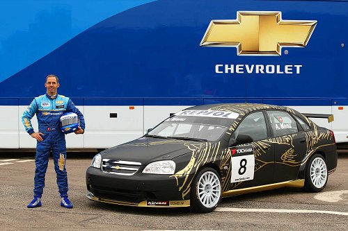 Speciale zwarte racewagen met gouden accenten